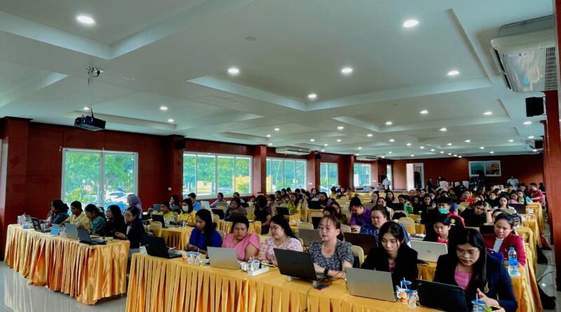 วิทยากรอบรมคณะครูบุคลากรทางการศึกษา การจัดทำระบบตลาดออนไลน์  “ชวนมาช้อป นักเรียนสุขใจ”